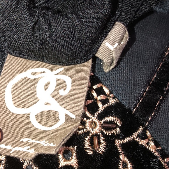 One September size large black embroidered top - Picture 4 of 7